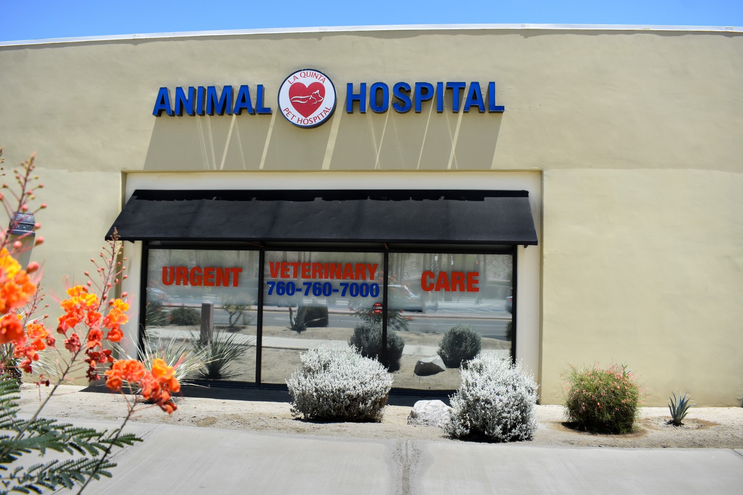 Picture of entrance to La Quinta Pet Hospital